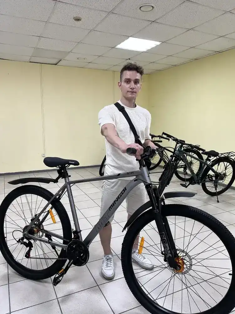 Покупатель магазина Сезонщик с новым велосипедом