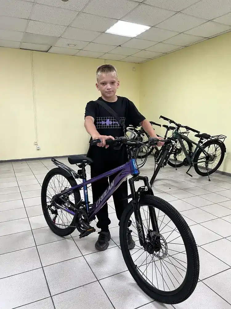 Подросток с новым велосипедом из магазина Сезонщик