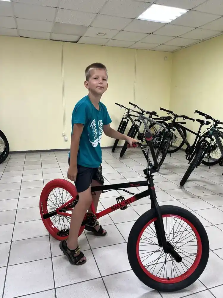 Покупатель с BMX из магазина Сезонщик